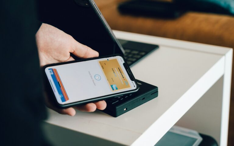 Digital banks in Pakistan – a smartphone used for contactless payment
