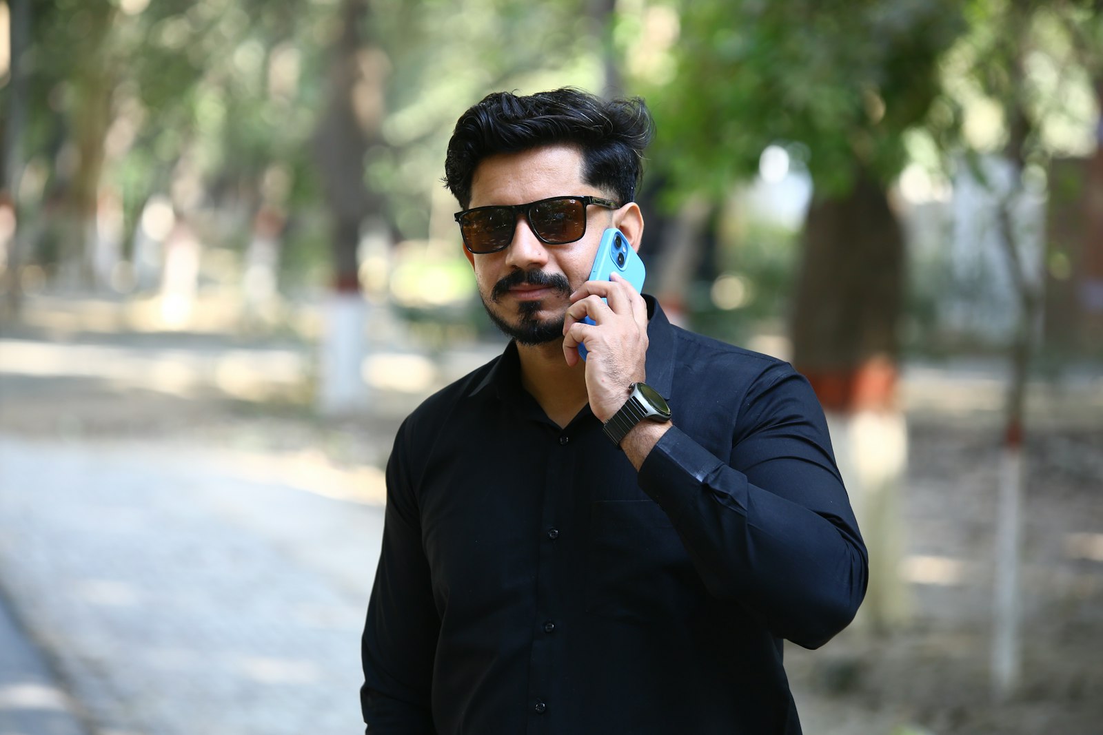 Best mobile network in Pakistan – a man talking on a mobile phone outdoors